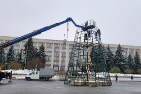 Au început pregătirile pentru sărbătorile de iarnă în capitală. În PMAN este instalat Pomul de Crăciun